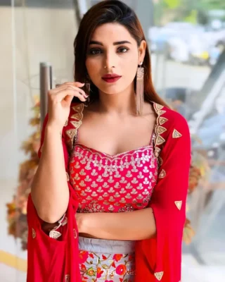 Anushka Srivastava 320x400 1