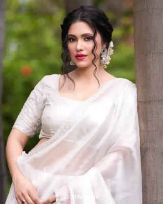 Zeba Khan 320x400 1